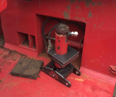 Neuer Hydraulikzylinder vorne an der Kufe anstatt Kette1