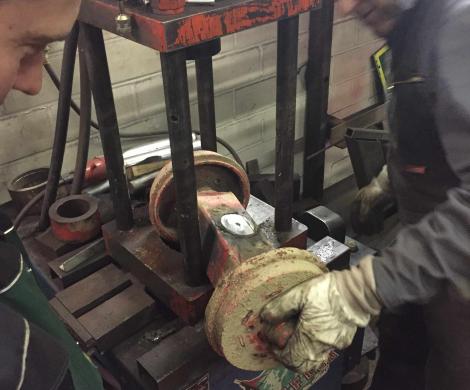 Achsbolzen bei der Walze auspressen 3